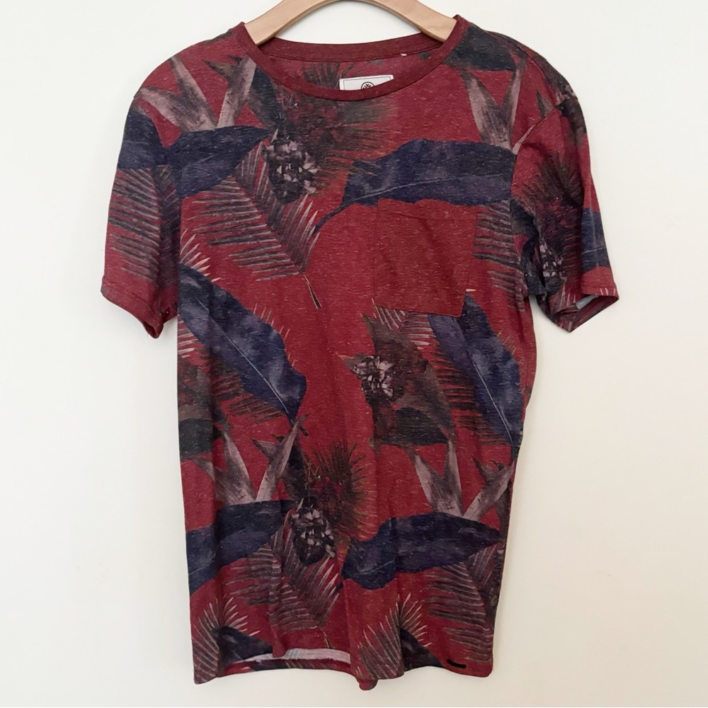 On the Byas Tropical Tee Mens Size Medium Maroon‎ and Navy Short Sleeve Hawaiian